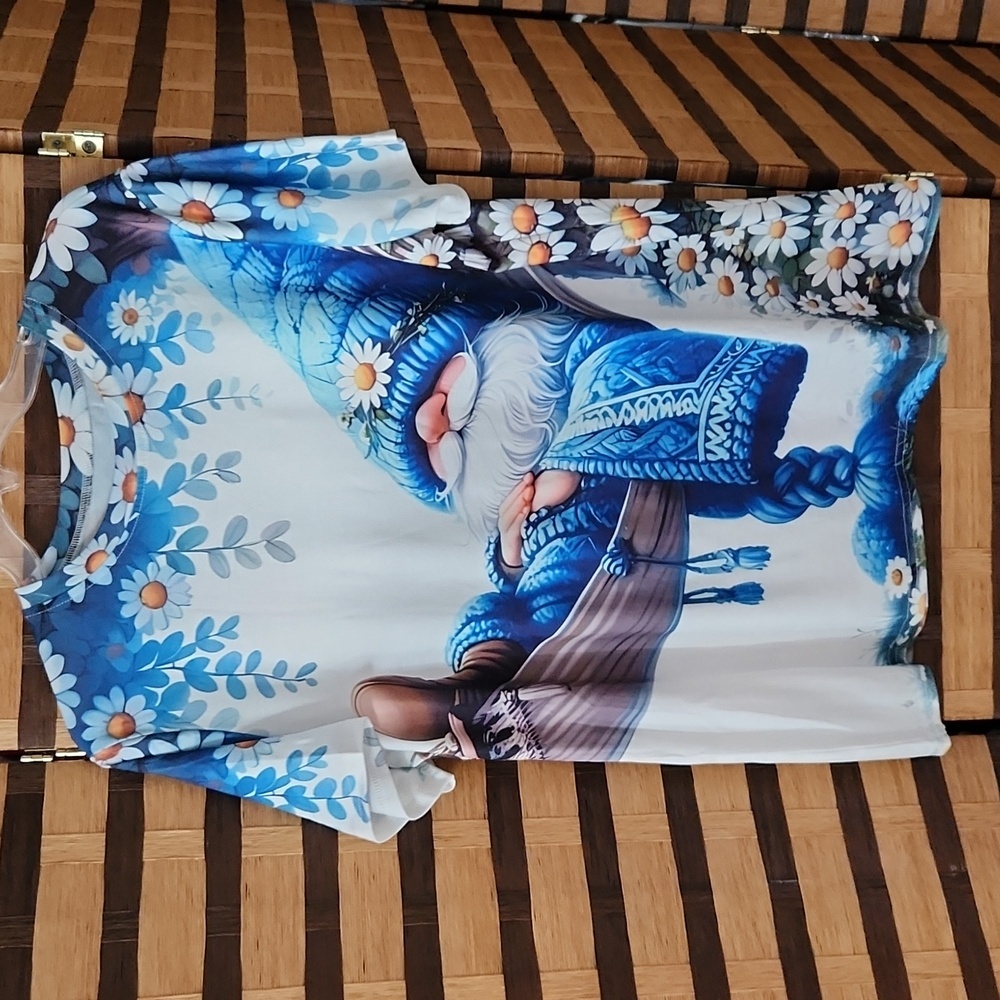 NWOT! Gnome stretch top